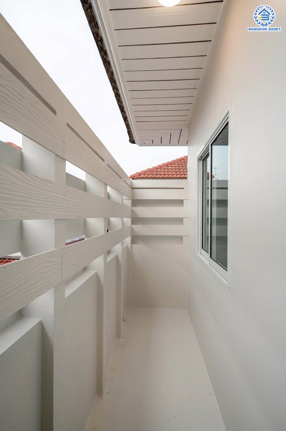 บ้านมือสองตกแต่งใหม่ โครงการ เพอร์เฟคเพลส รัตนาธิเบศร์-ไทรม้า รองรับความสุข บนเนื้อที่ 64.5 ตร.ว. พื้นที่ใช้สอย 190.43 ตร.ม. ฟังก์ชัน 3 ห้องนอน 3 ห้องน้ำ จอดรถได้ 2 คัน ทำเลเชื่อมต่อได้หลายเส้นทาง ติดถนนรัตนาธิเบศร์ และรถไฟฟ้าสายสีม่วง "สถานีบางรักน้อยท่าอิฐ"